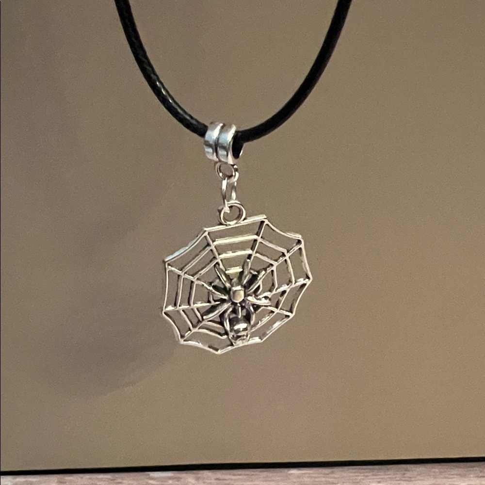 NWT Spider Web Pendant Necklace - Picture 3 of 12